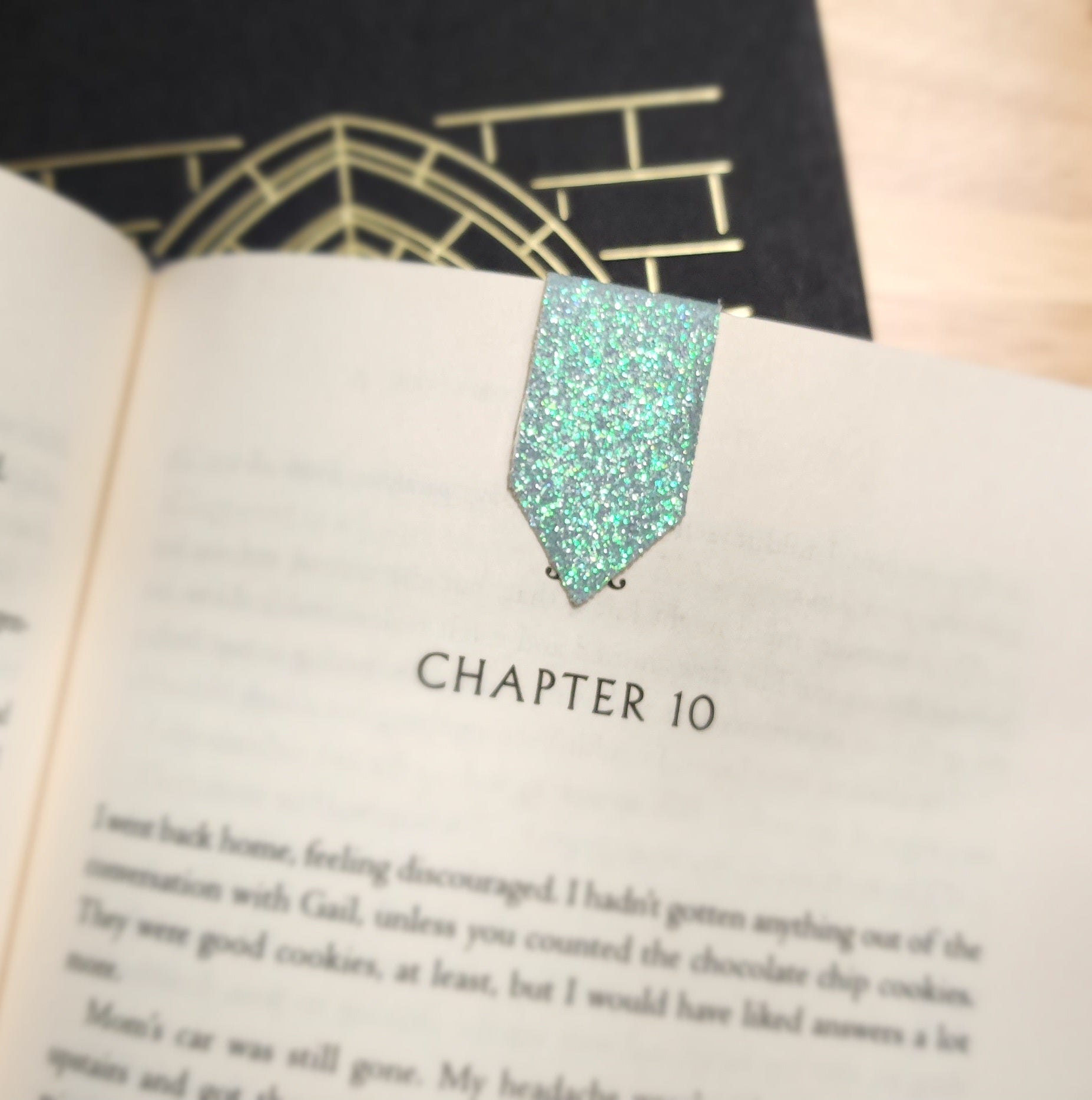 Magnetic Triangle Bookmarks - Light Green Glitter image