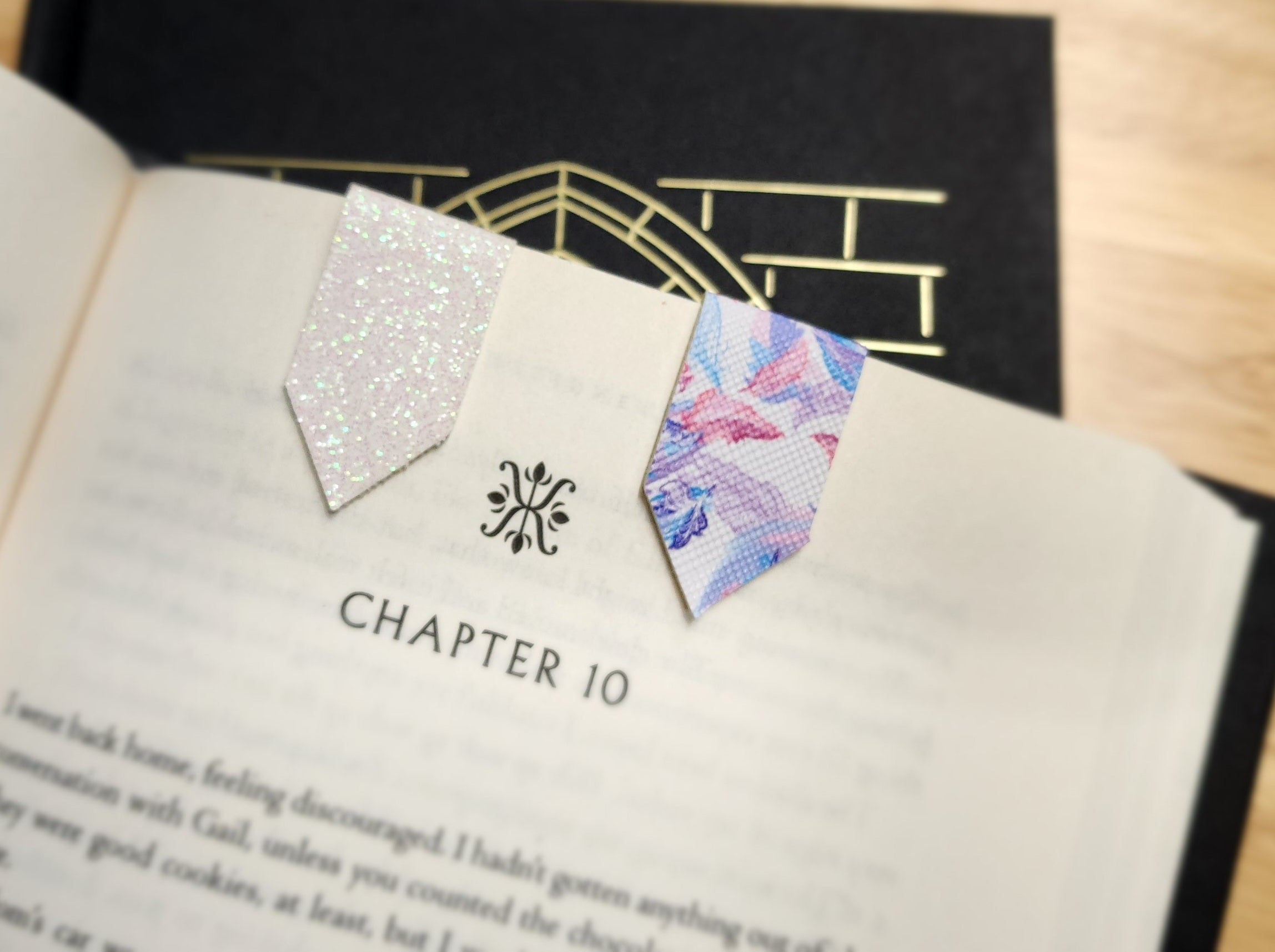 Magnetic Triangle Bookmarks - Feathers and Glitter (set) image